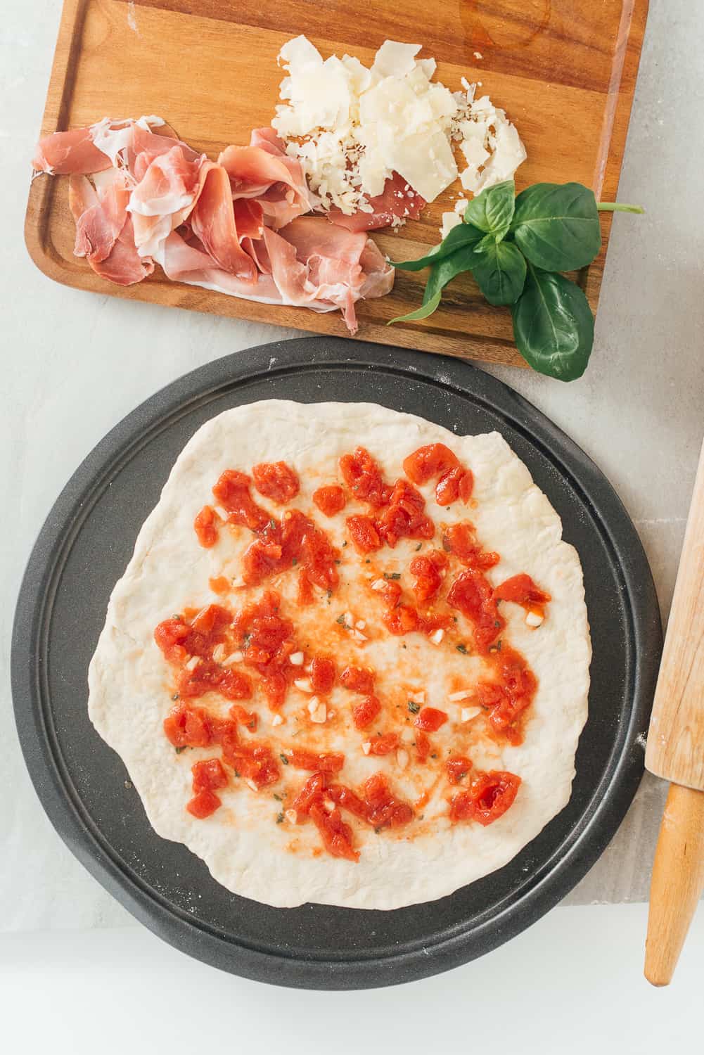Spread the pizza sauce on a dough. 