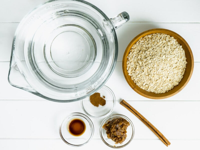 An aerial shot of the ingredients for agua de avena
