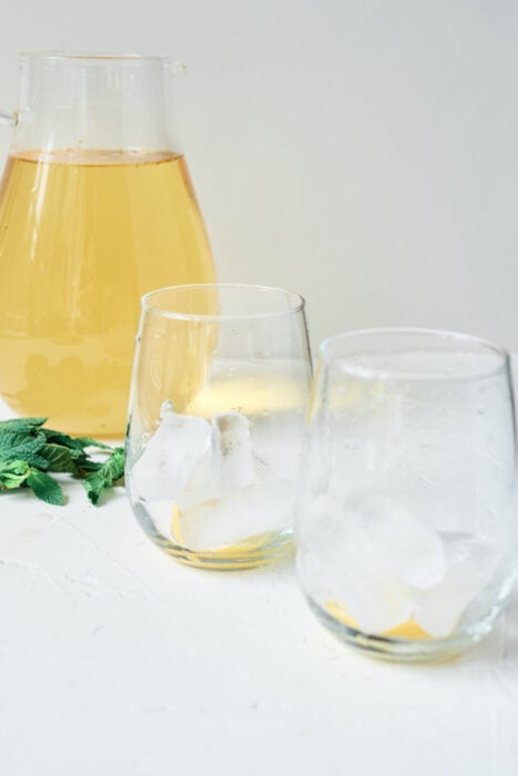 te de manzanilla in pitcher with ice in glasses