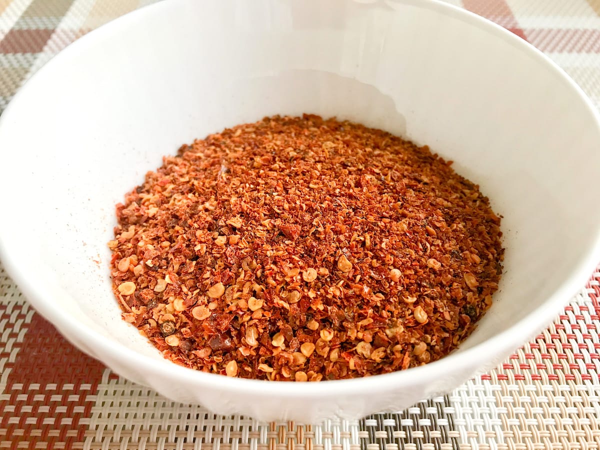 Crushed Chile Cobanero - Chile de Cobán in a white bowl to be used for kakik..
