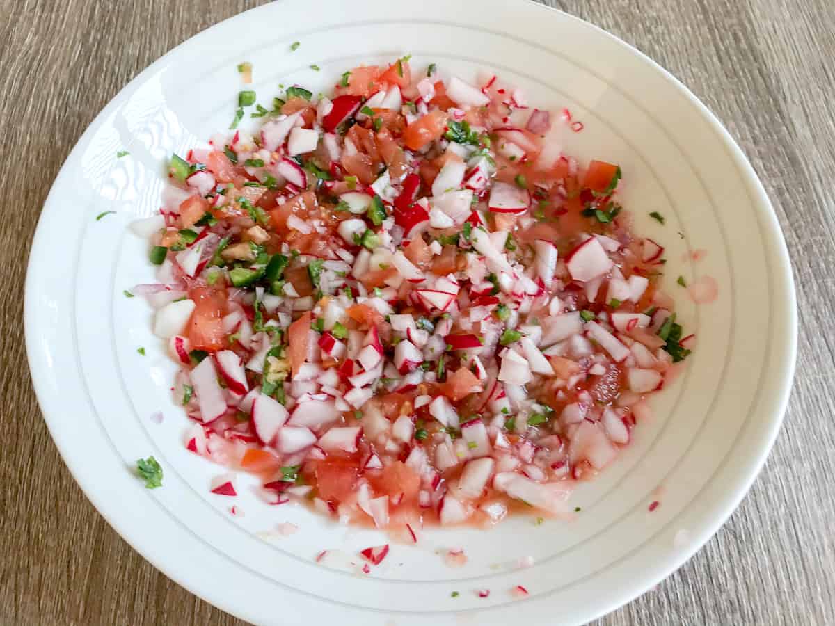 Mix the chopped vegetables and herbs. 