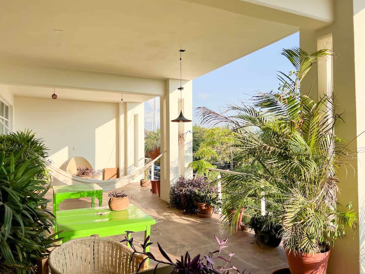 Desks and plants on the terrace at NUU Coworking Rinconada in Puerto Escondido. 