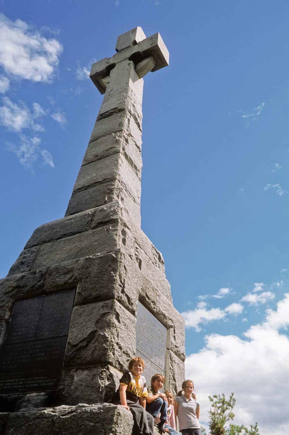 Visitors sitting near the Celtic Cross.(Credit_ Parks Canada and P. Fauteux)