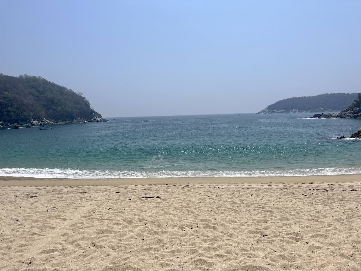 View of Organo Beach in Huatulco on a sunny day. 