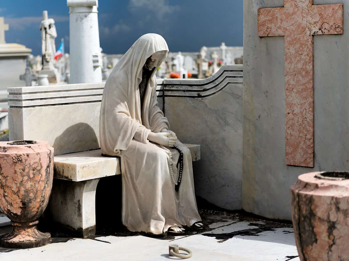 Statue of a woman at the Santa María Magdalena de Pazzis Cemetery.